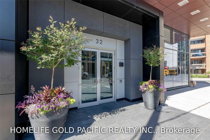 Property Photo:  32 Davenport Road 1701  ON M5R 1H3 