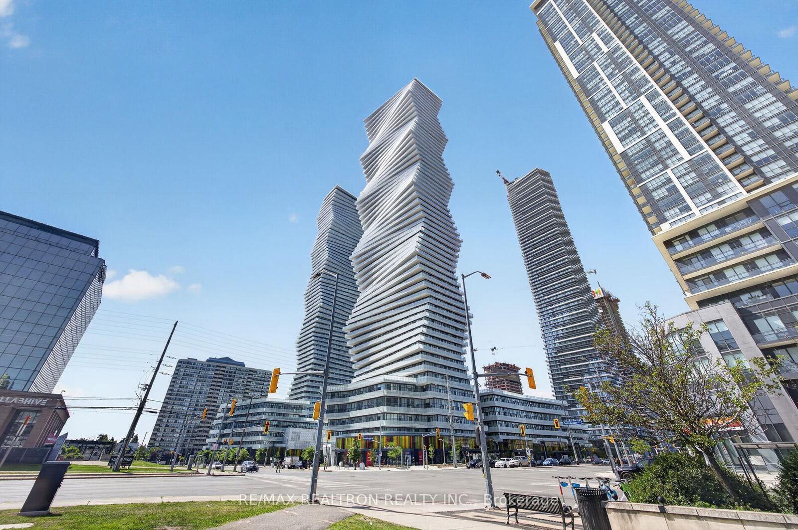 Property Photo:  3900 Confederation Parkway 1203  ON L5B 0M3 