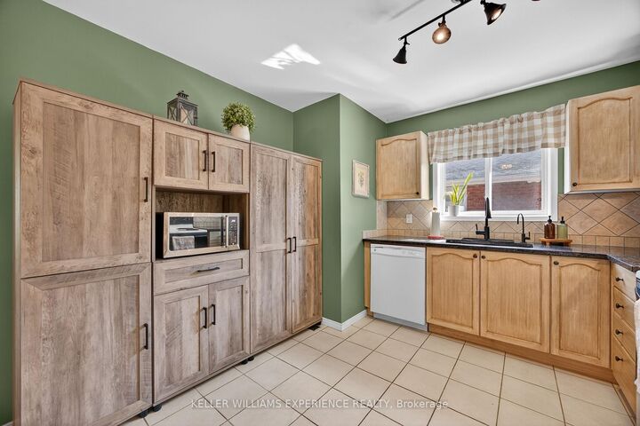 Property Photo:  16 Larkin Drive  ON L4M 7A9 