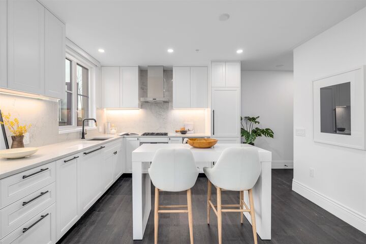 Property Photo: 2096 W 47th Avenue 404 BC V6M 0E5