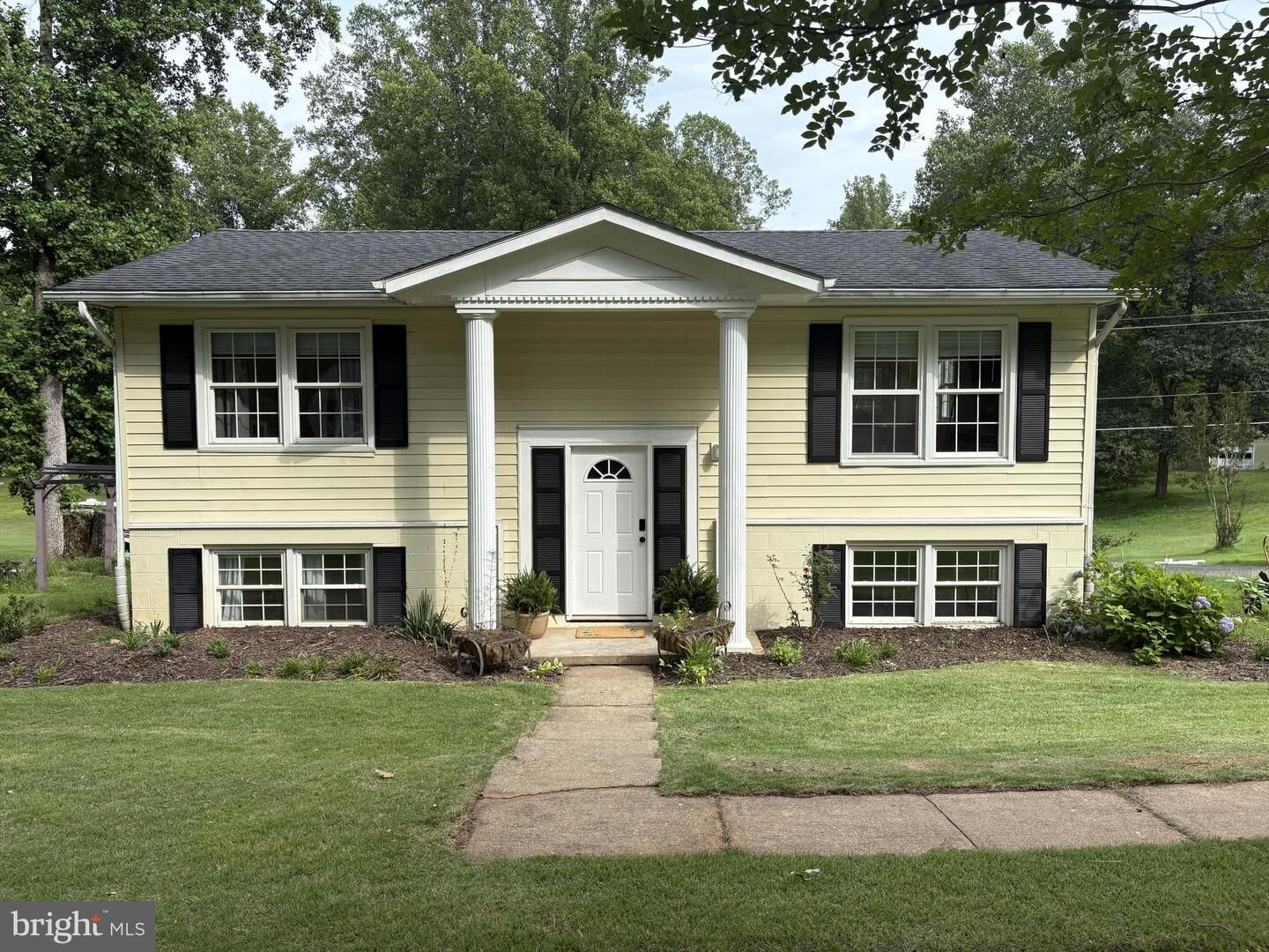 Property Photo: 665 Holly Corner Rd VA 22406