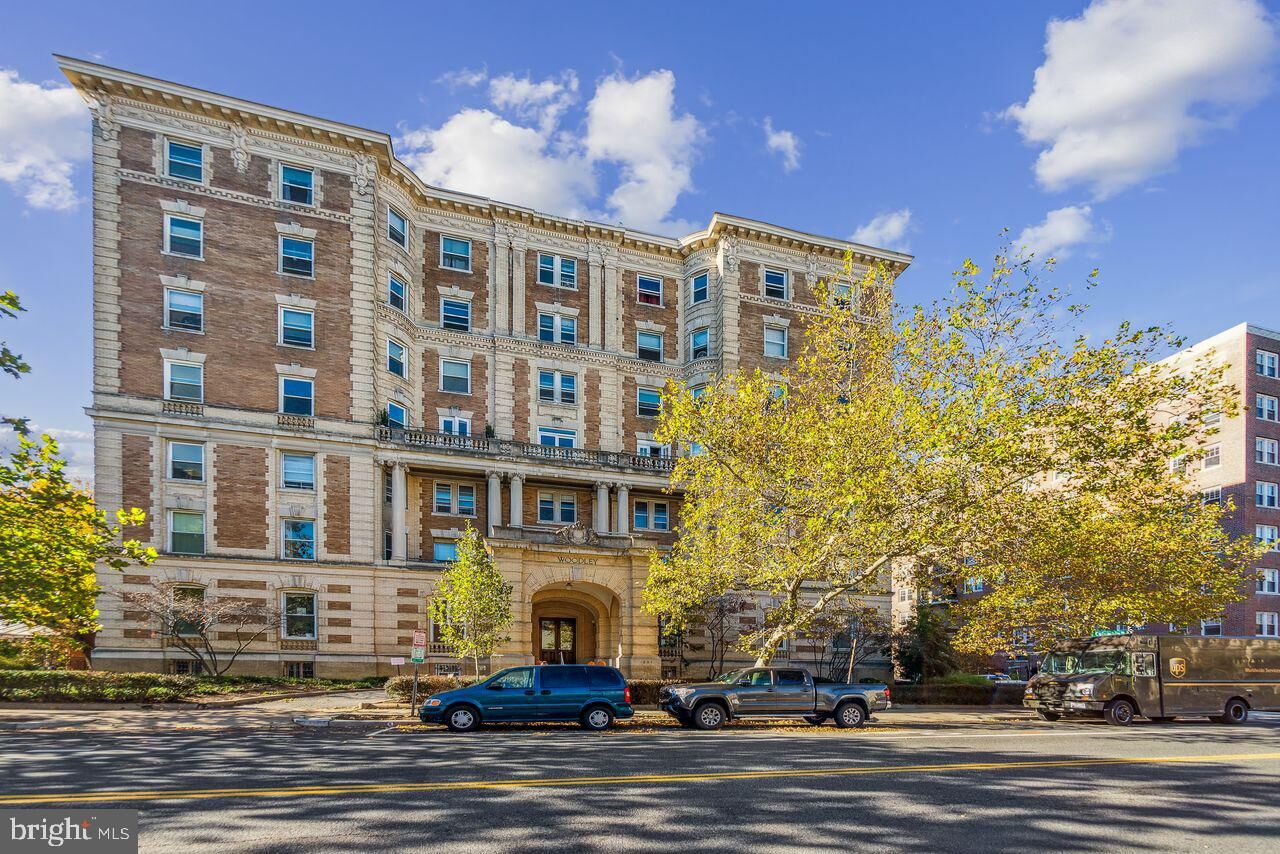 Property Photo:  1851 Columbia Road NW 400  DC 20009 