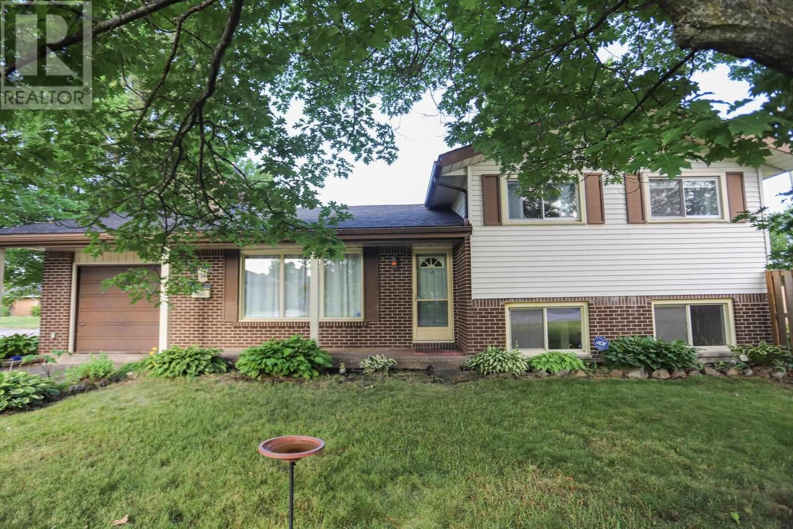 Property Photo: 74 Grandriver Cres ON P6B 3S1