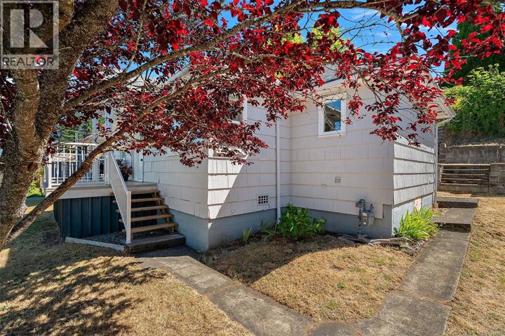 Property Photo:  2457 Hilton Avenue  BC V9Y 1X6 