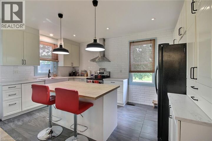 Property Photo:  206 Union Street East  ON N4W 2G9 