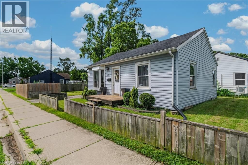 Property Photo:  39 Sanderson Street  ON N3S 2V4 
