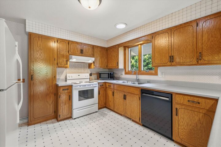 Property Photo: 3713 Highcliff Ct WI 53083