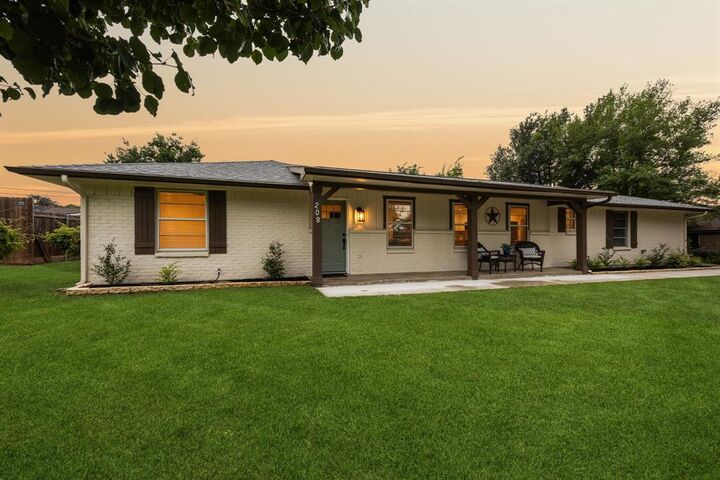 Property Photo:  208 E 7th Street  TX 75078 