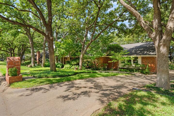 Property Photo: 2212 Prestonwood Drive TX 76012