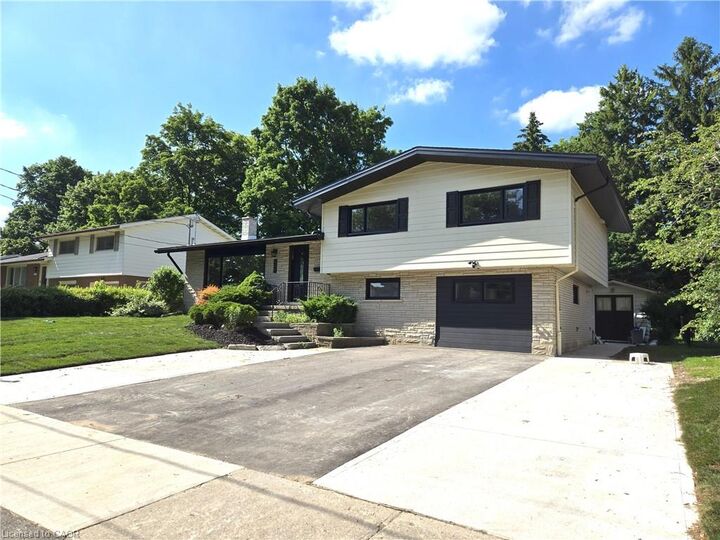Property Photo:  404 Forest Hill Drive 2  ON N2M 4H4 