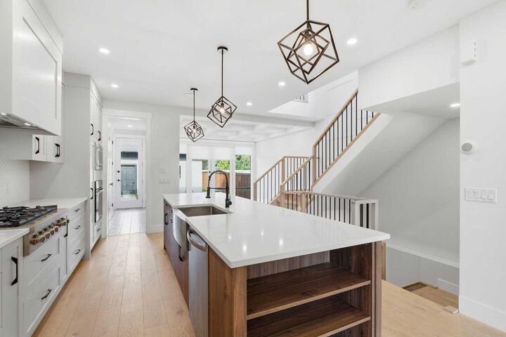Property Photo:  3325 42 Street SW  AB T3E 3M5 
