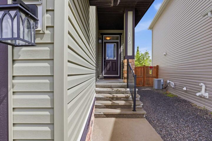 Property Photo:  109 Evansdale Landing NW  AB T3P 0C7 