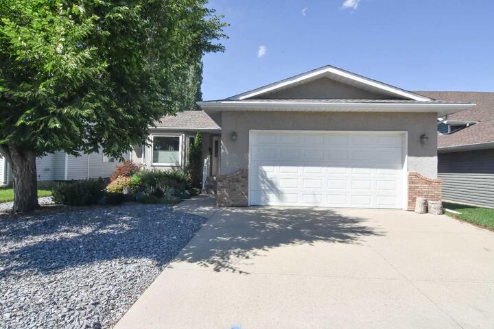 254 Maple Grove Crescent — photo 1