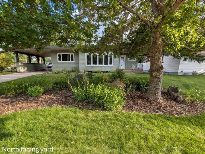 Property Photo: 703 5 Avenue W AB T1R 0E4