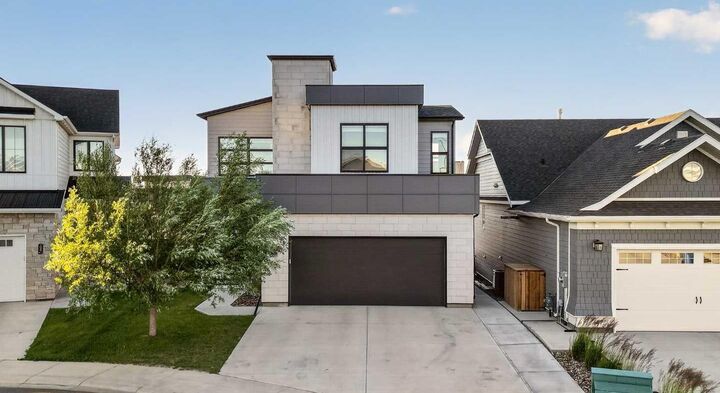 1039 Caledonia Place W — photo 1
