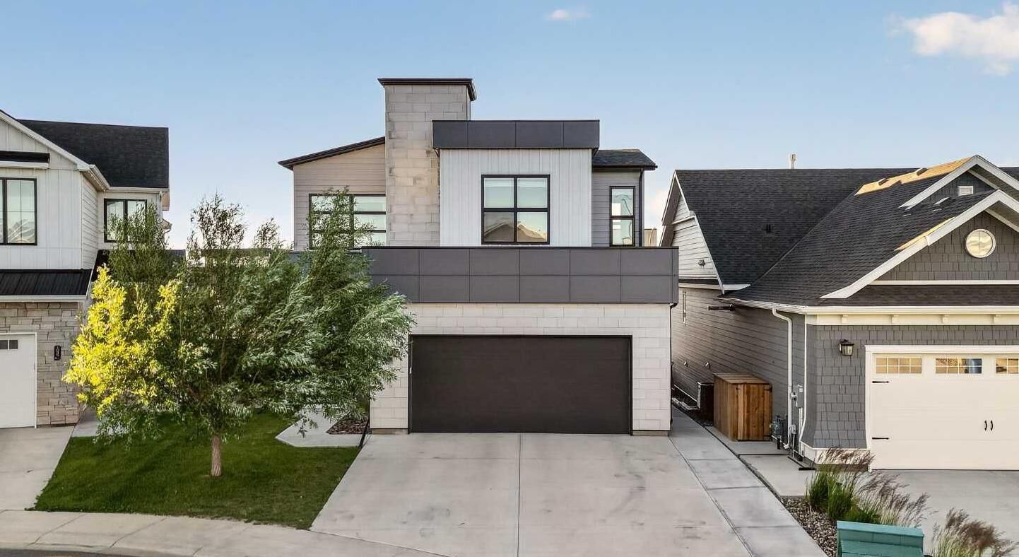 Property Photo: 1039 Caledonia Place W AB T1J 5W1