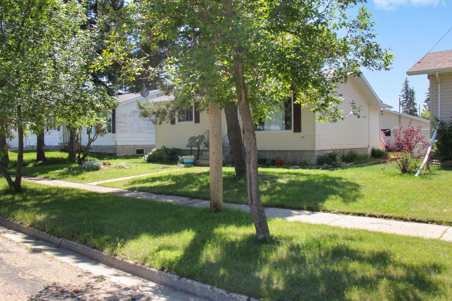 Property Photo: 4915 53 Avenue AB T0B 4A0