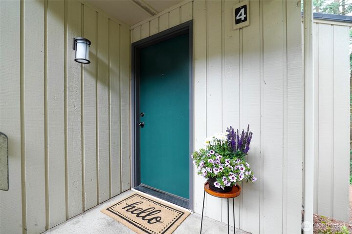 Property Photo: 3517 109th Place NE 4 WA 98004