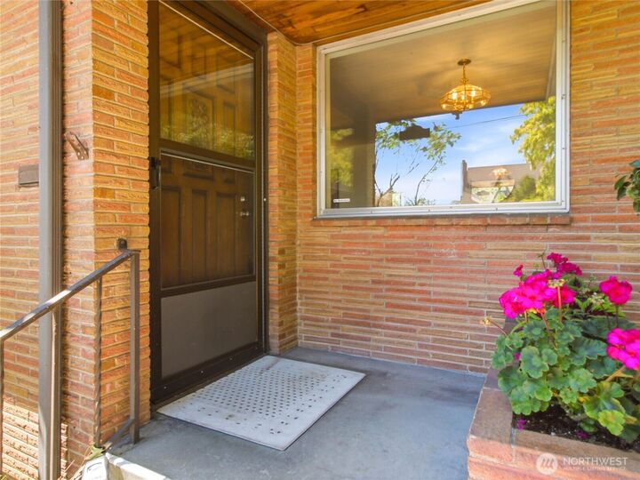 Property Photo: 7305 Earl Avenue NW WA 98117