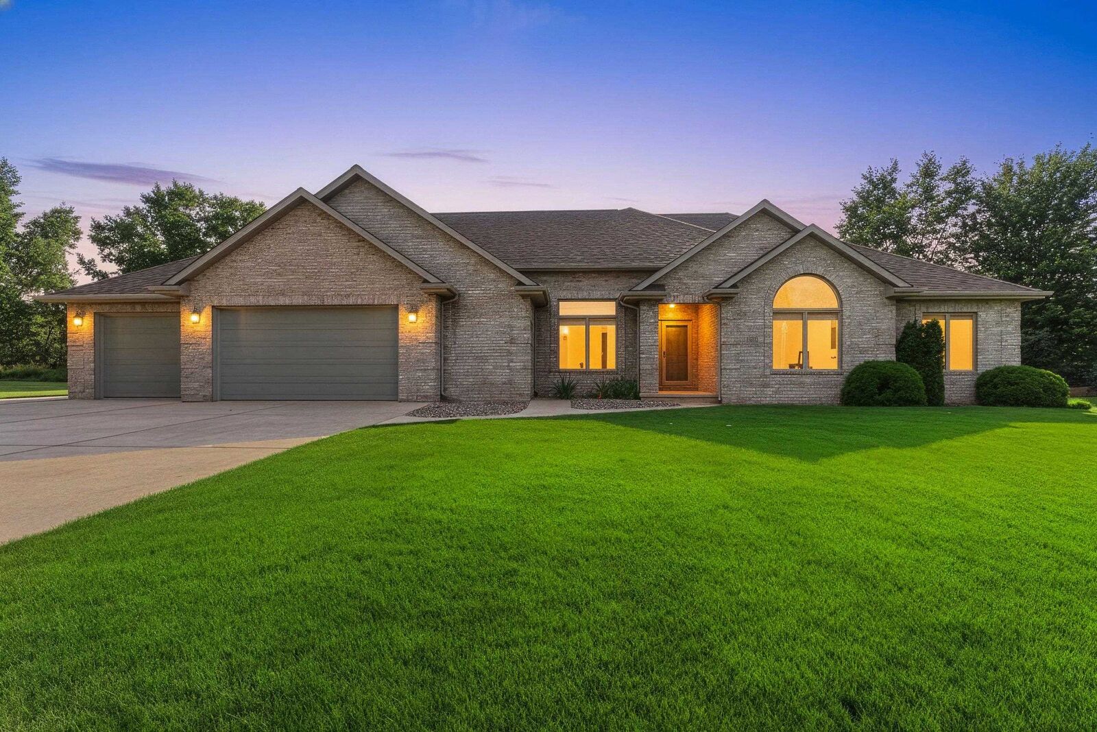 Property Photo: 4024 Half Crown Run WI 54115-7962
