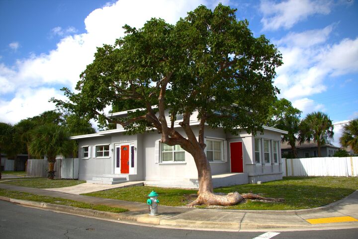Property Photo:  5701 N Flagler Drive  FL 33407 