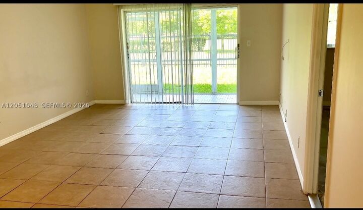 Property Photo: 950 Hillcrest Dr 102 FL 33021