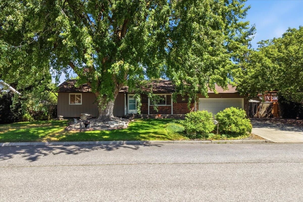 Property Photo: 5721 S Moran Dr WA 99223