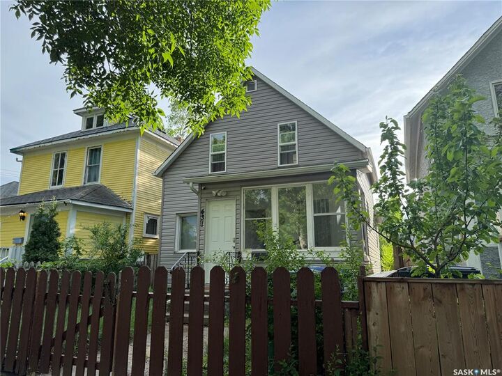 Property Photo: 431 G Avenue S SK S7M 1V5