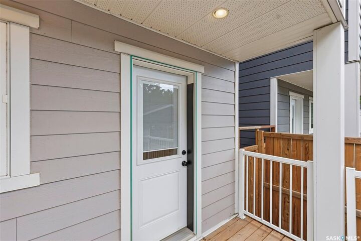 Property Photo: 1402 Wiggins Avenue S SK S7H 2J6