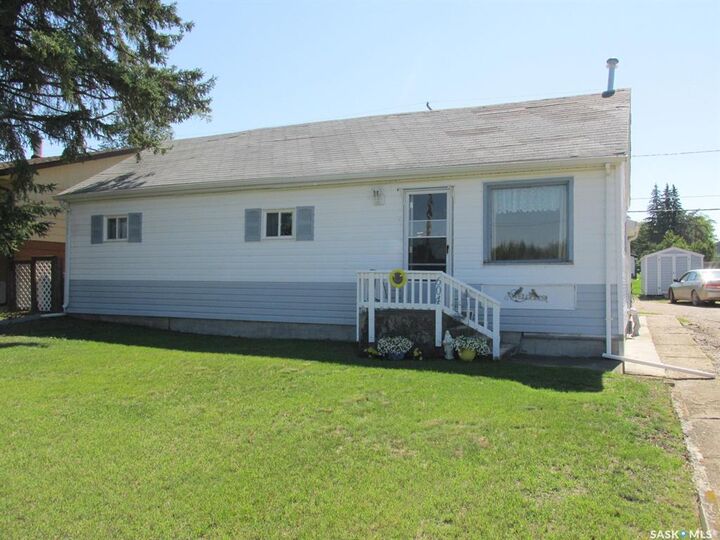 604 Railway Avenue W — photo 1