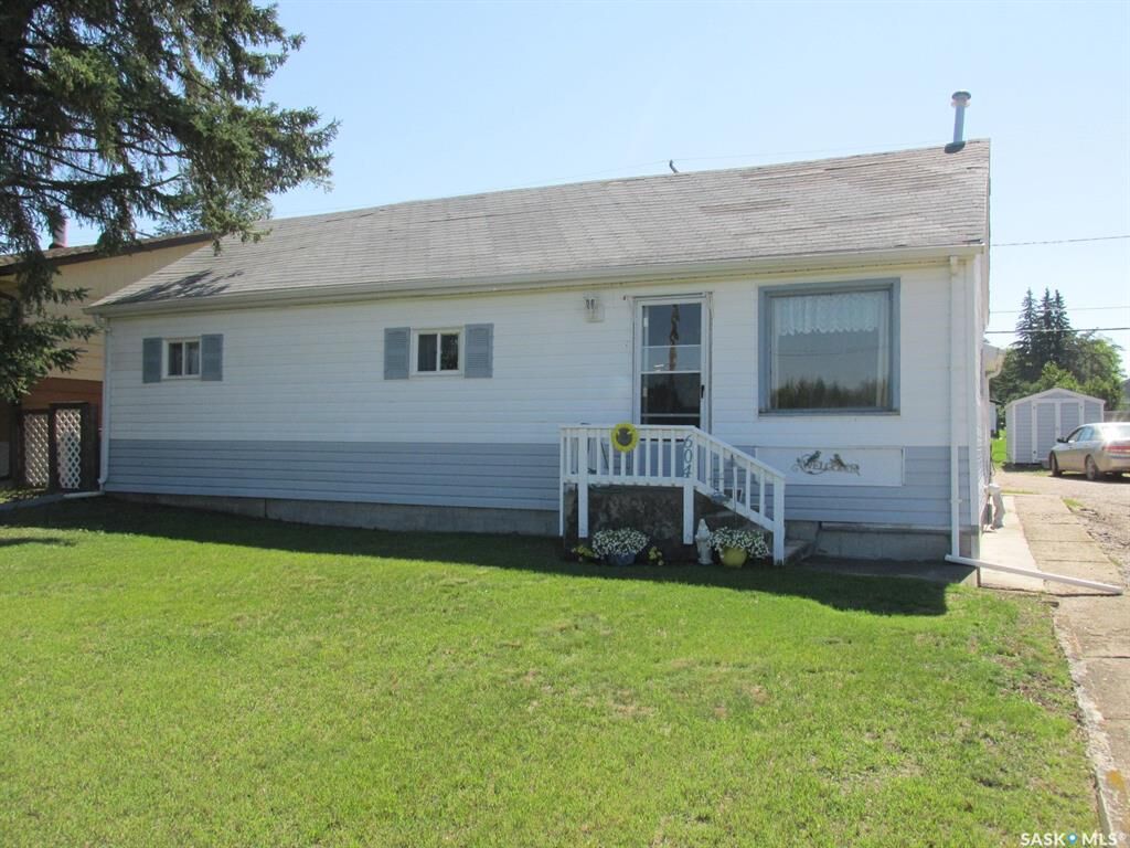 Property Photo:  604 Railway Avenue W  SK S0E 1E0 