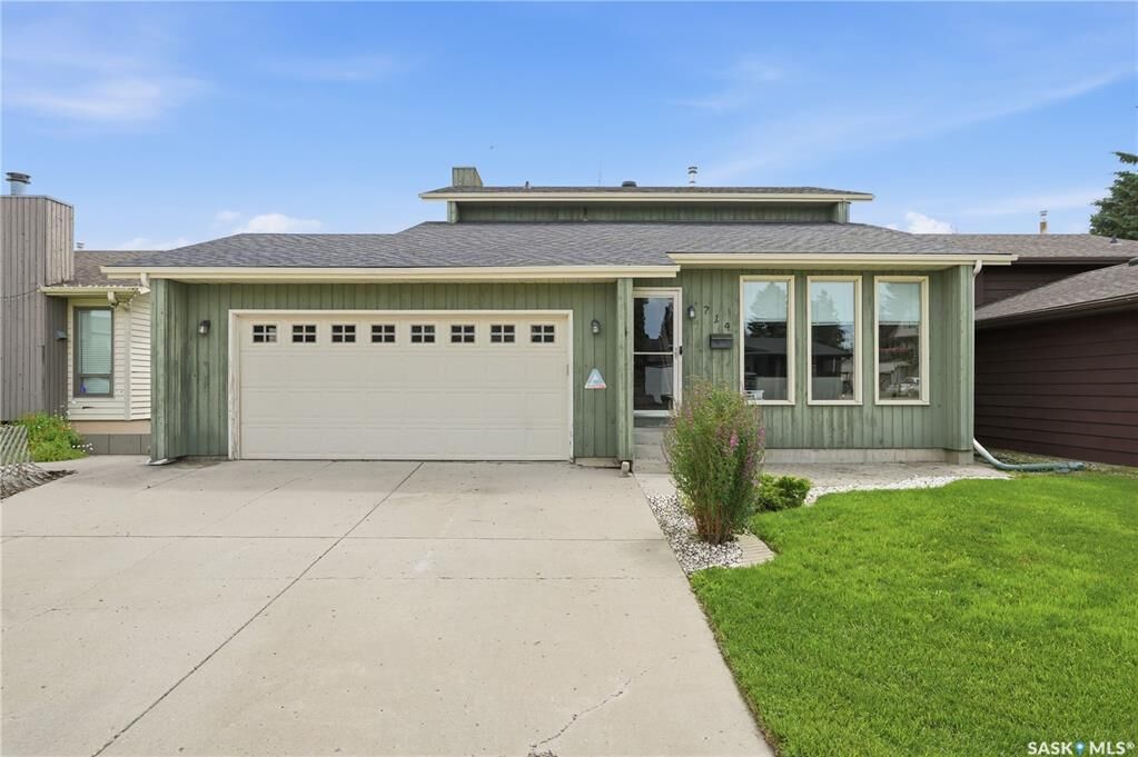 Property Photo:  714 Delaronde Crescent  SK S7J 3Z8 