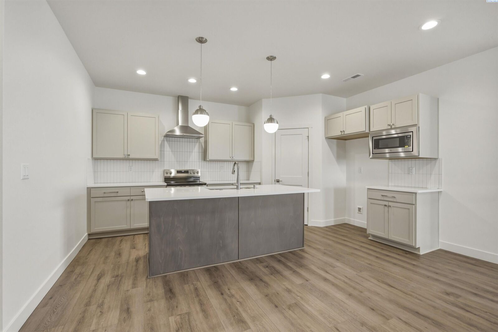 Property Photo:  4613 Grove Court  WA 99353 