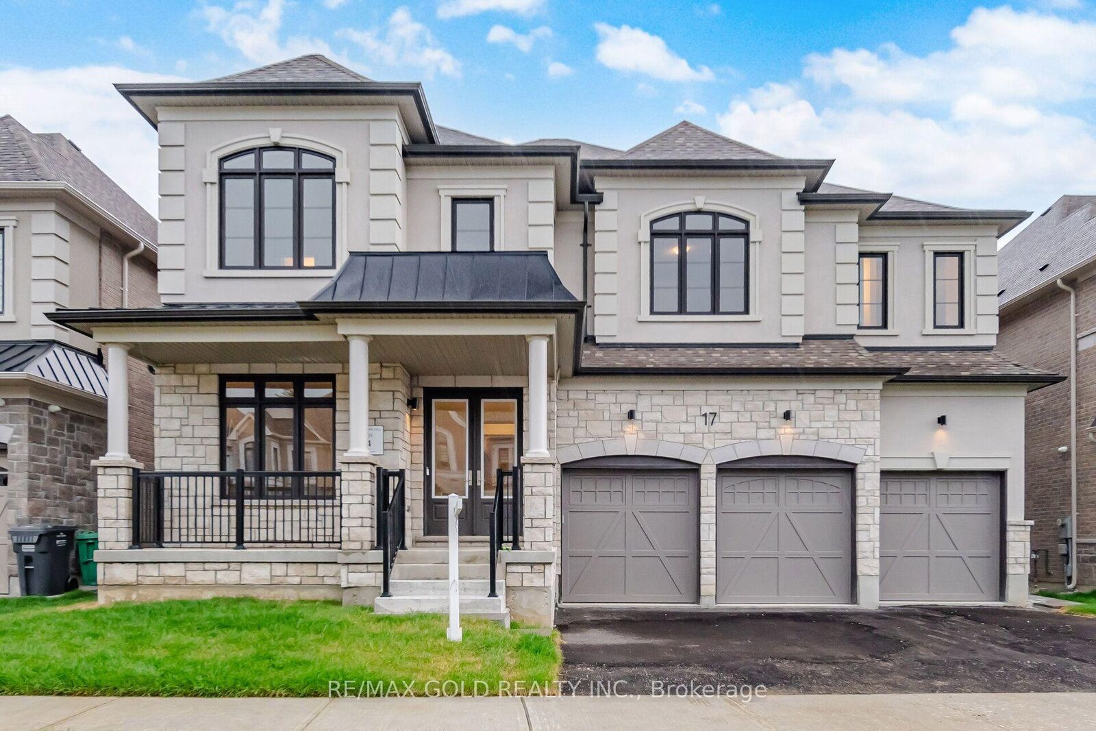 Property Photo: 17 Mosswood Trail ON L6P 4E7
