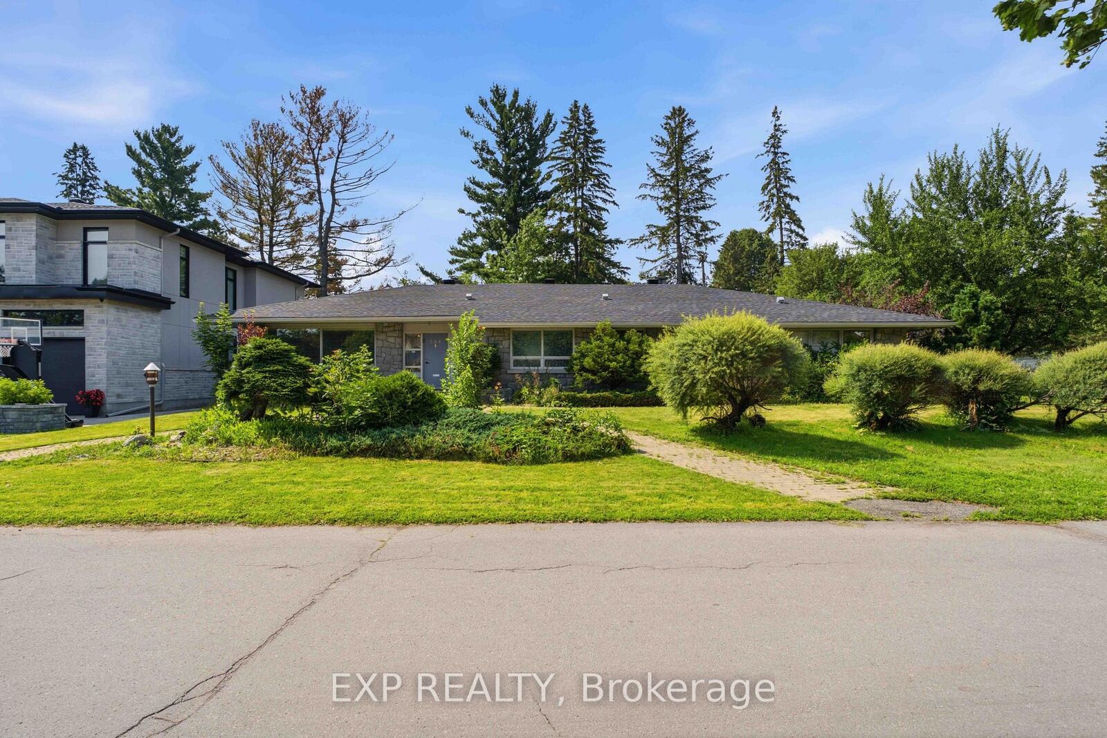 Property Photo:  304 Roger Road  ON K1H 5C4 