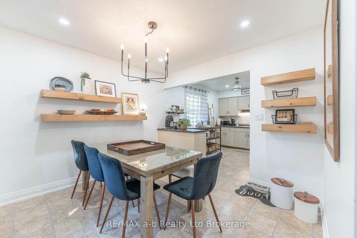 Property Photo: 6 Camdon Court ON N4G 4B3
