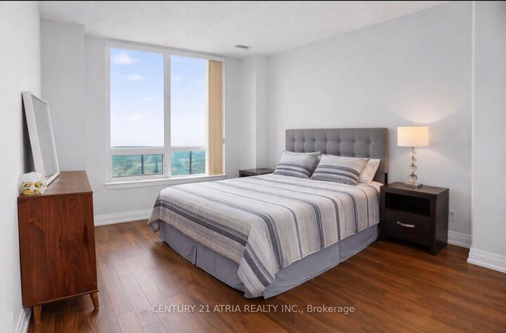 Property Photo: 7165 Yonge Street Ph 09 ON L3T 0C9