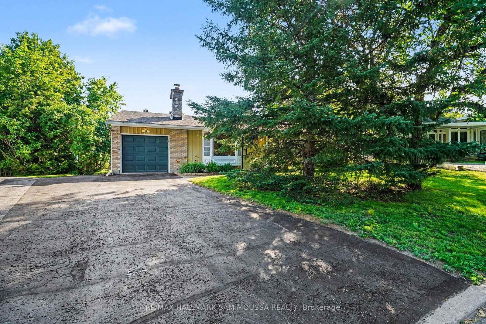 Property Photo:  11 Springdale Crescent  ON K2H 5T7 