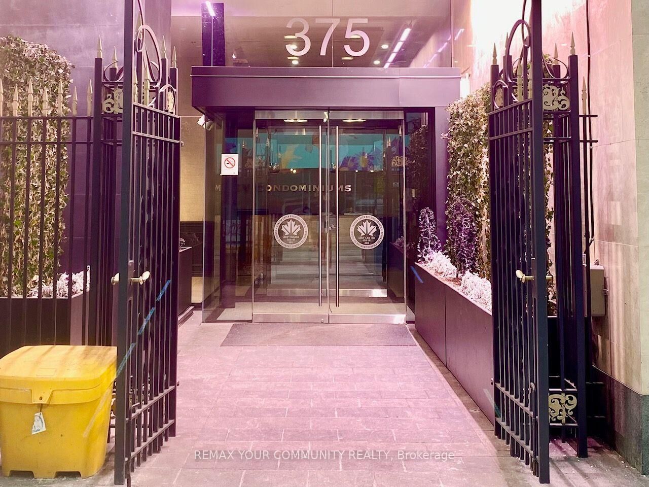 Property Photo:  375 King Street W 402  ON M5V 1K5 