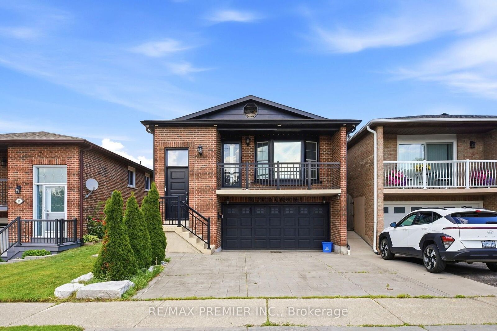 Property Photo: 21 Avon Crescent ON L4L 1H4