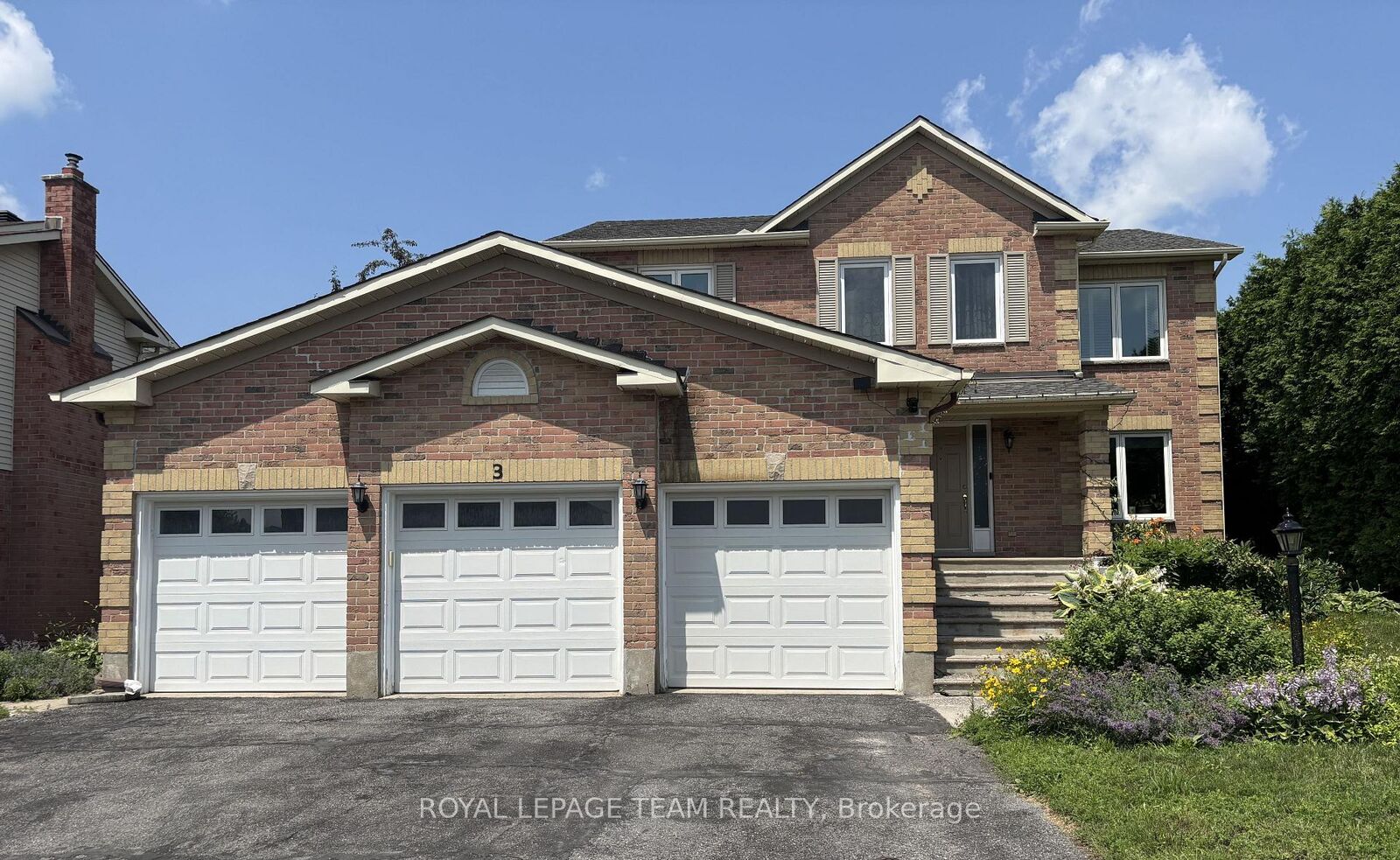 Property Photo: 3 Tower Hill Crescent ON K2M 1R4