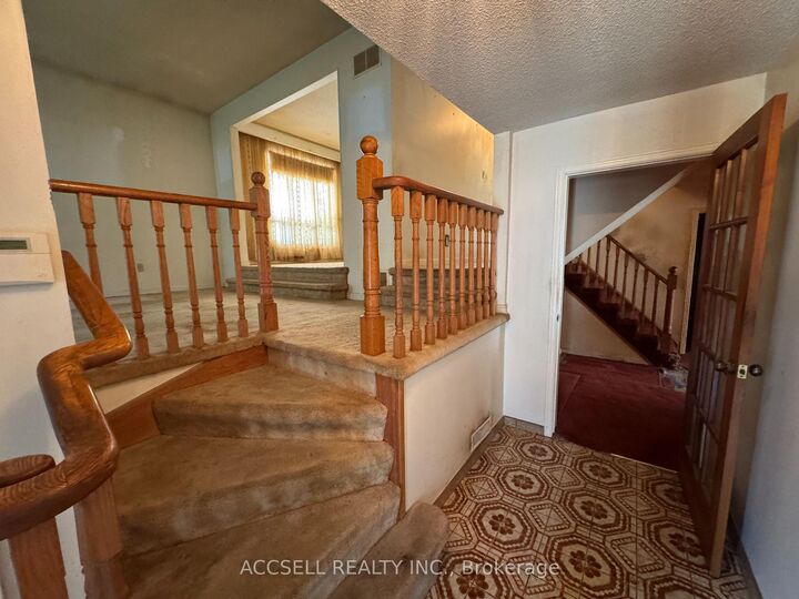 Photo de la propriété:  2439 Frayne Court  ON L5A 3X7 