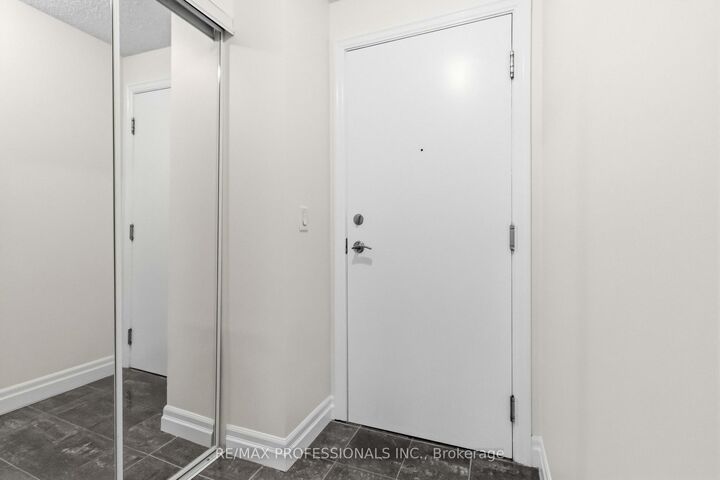 Property Photo: 2121 Lake Shore Boulevard W 607 ON M8V 4E8
