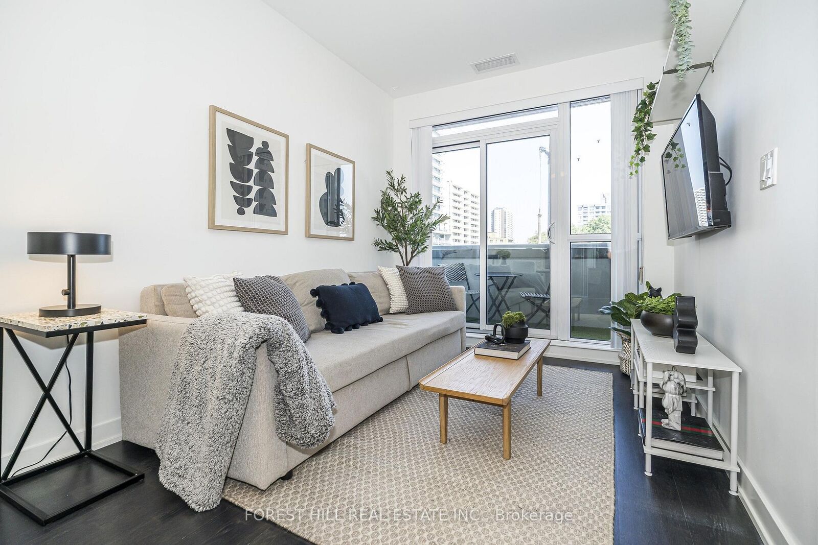 Property Photo: 501 St Clair Avenue W 202 ON M5P 0A2