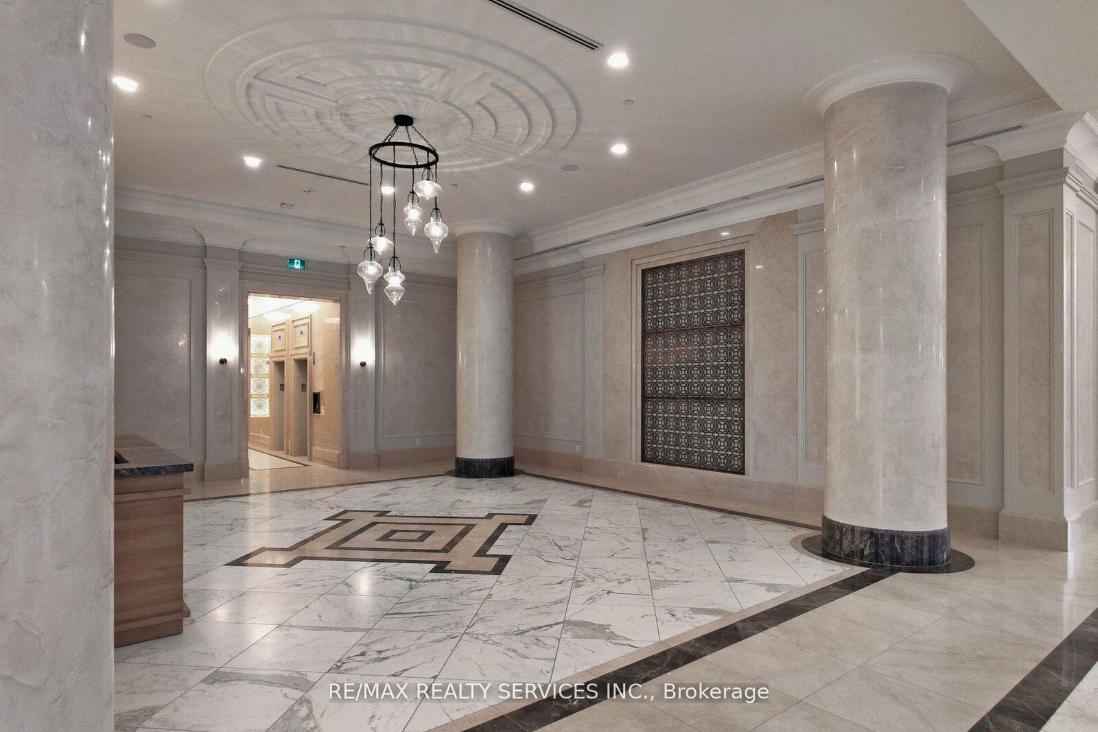 Property Photo:  36 Elm Drive W 3406  ON L5B 0N3 