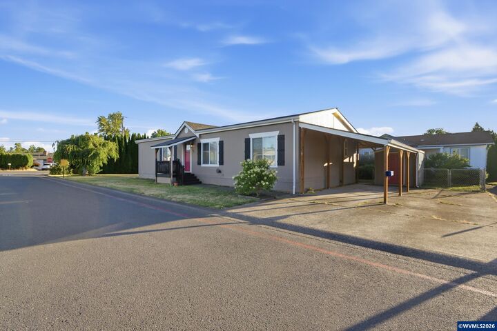 Property Photo: 104 Essex Dr SE OR 97325