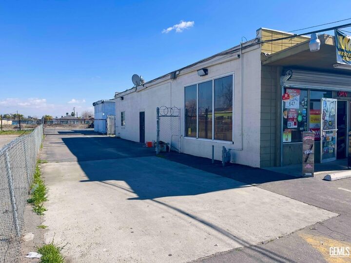 Property Photo:  2222 S Chester Avenue  CA 93301 