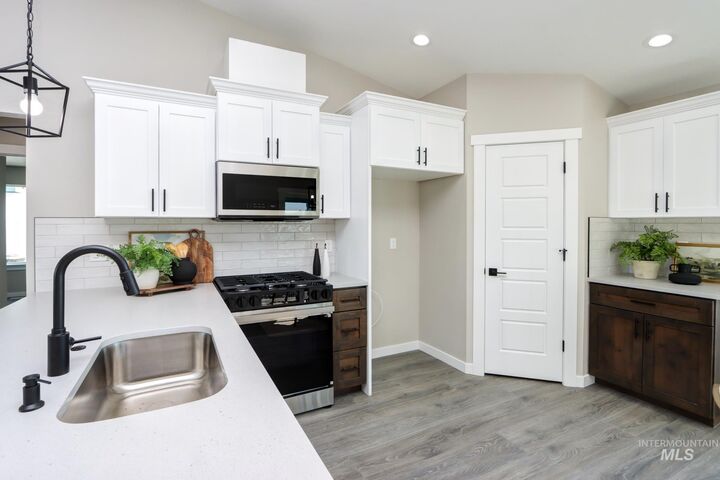 Property Photo: 848 N 5th St OR 97913