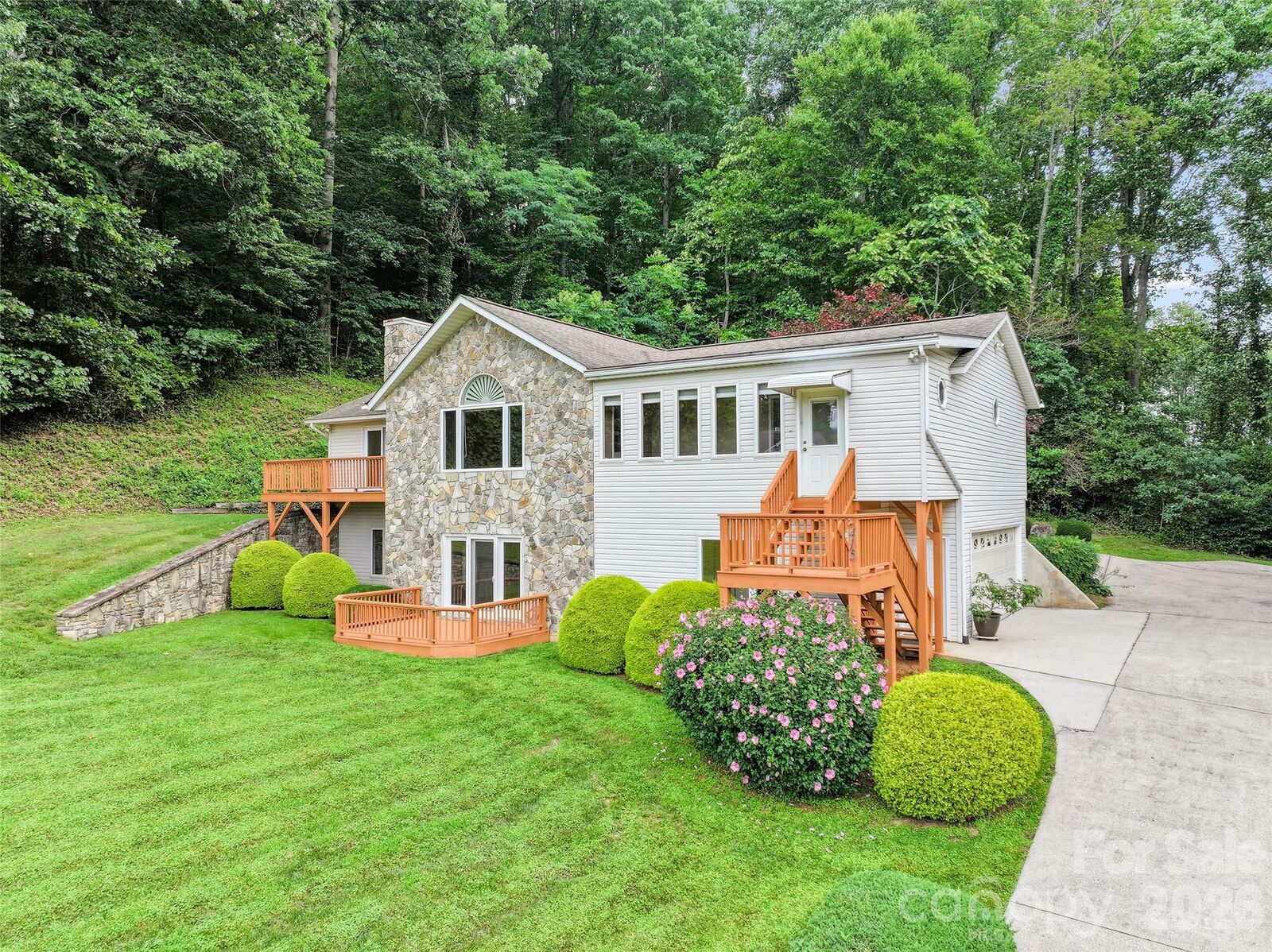 Property Photo:  415 Knollwood Drive  NC 28786 
