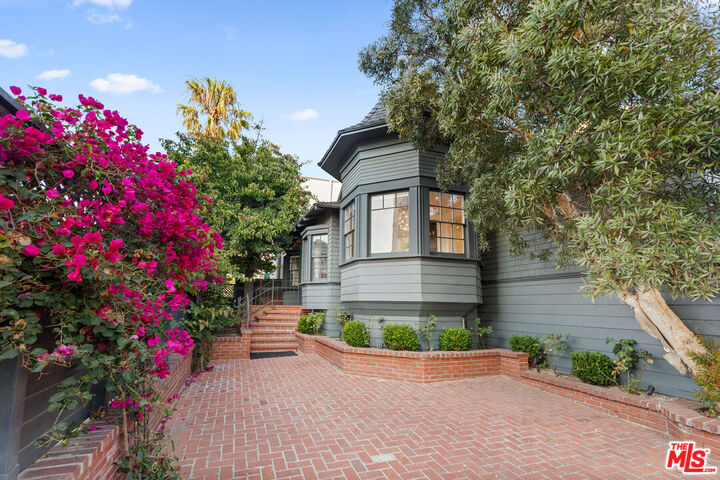 Property Photo: 12 Rose Ave CA 90291